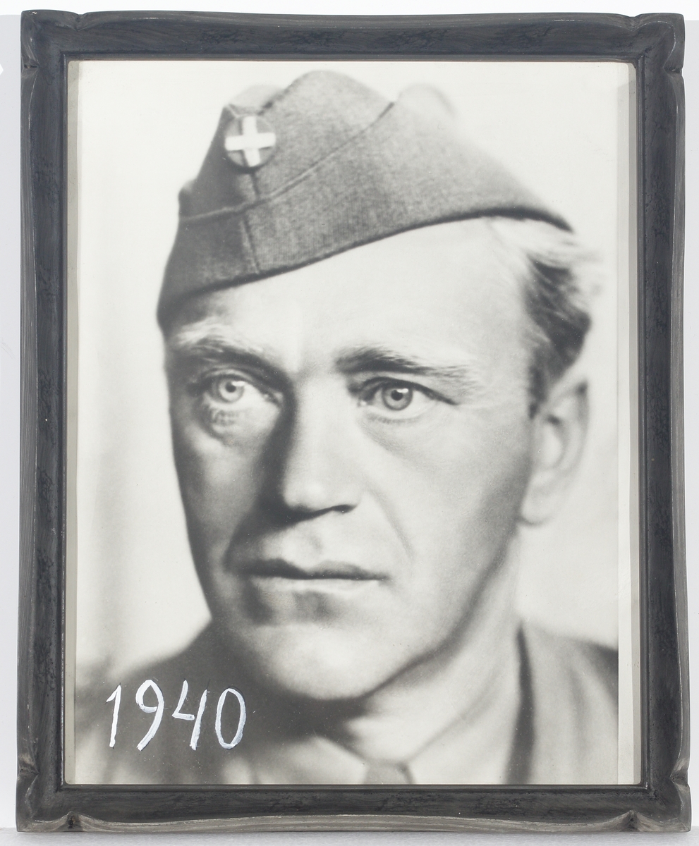 Foto av Vilhelm Moberg i uniform. Bröstbild, halvprofil.