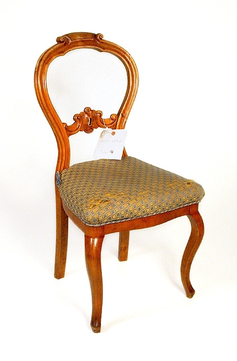 Förmaksmöbel, bestående av 1 soffa, 1 divan, bord och 6 stolar. Polerad björk i nyrokoko, stoppade och klädda med matt, rutigt tyg i brunt och blått.
Den ursprungliga klädseln var bredrandig grön damast och det nuvarande tyget är påsatt omkring 1916.