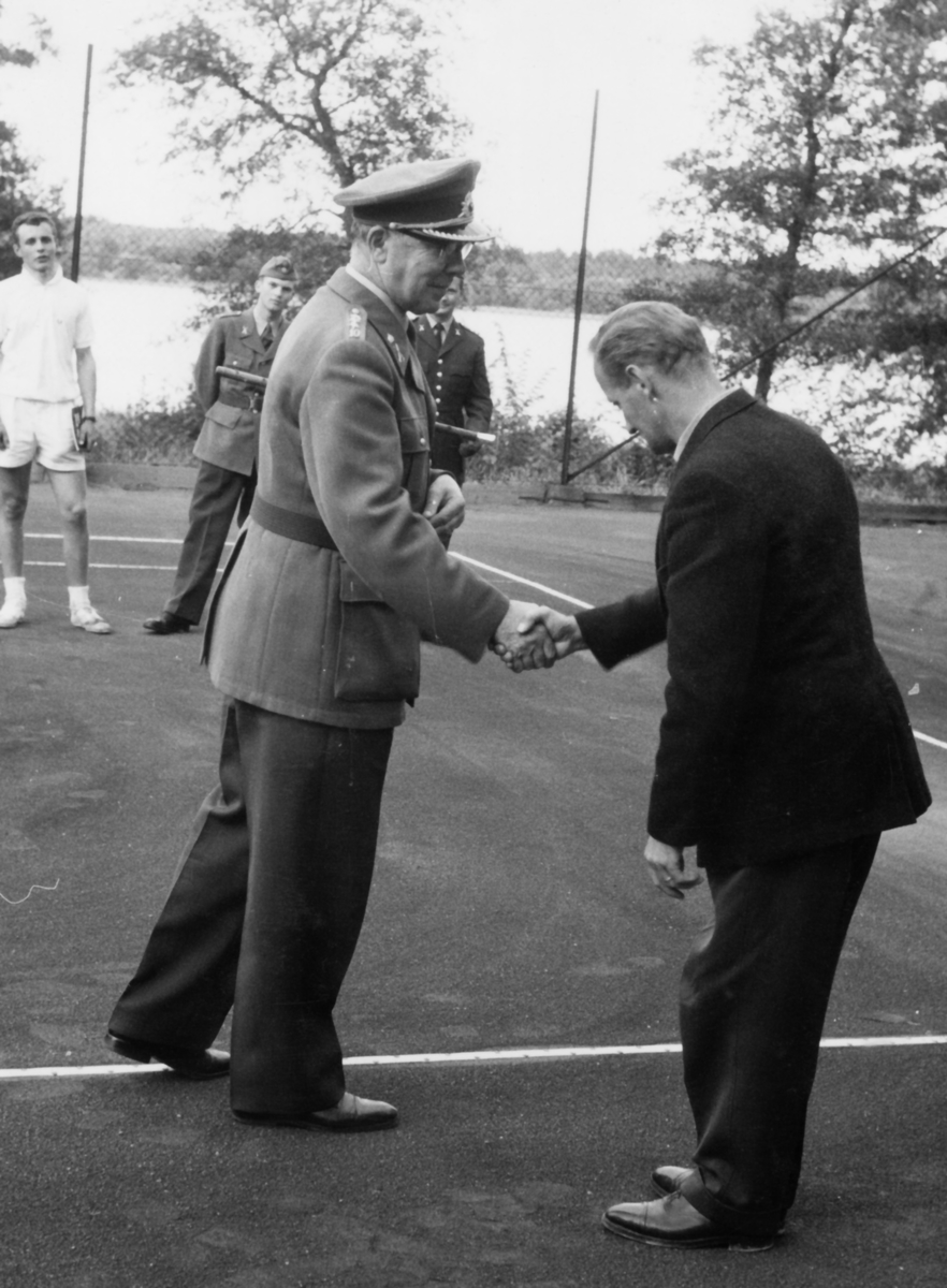 Regementets dag den 26 augusti 1961

Denna dag spelades finalmatcherna i RegM tennis och i samband med detta överlämnade överste Virgin regementets manschettknappar i guld till tennisbanans vaktmästare Per-Olof "Olle" Sarder.

I bakgrunden finalisterna.
