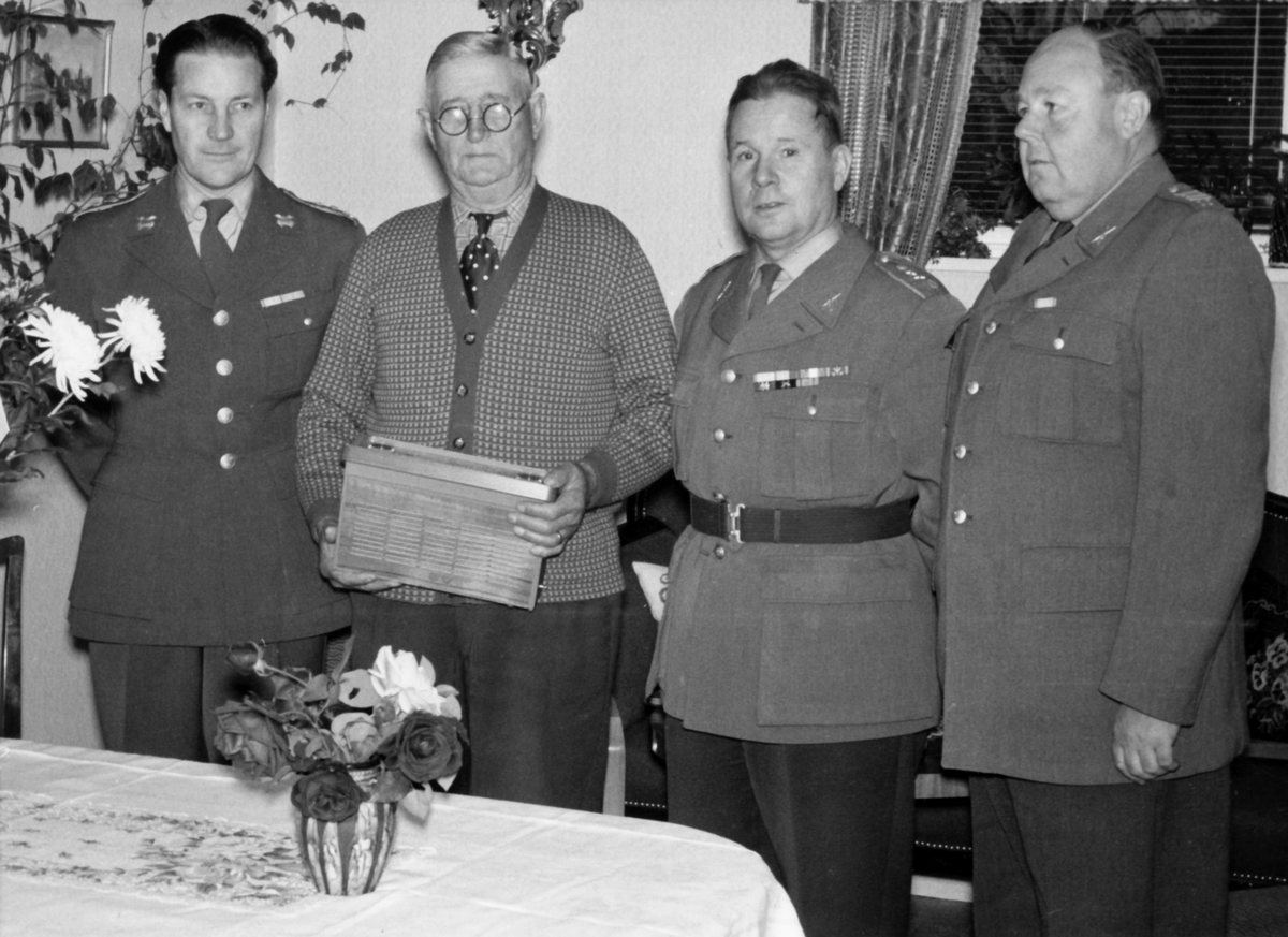 Stallarholmen 24 oktober 1961

Fd indelte soldaten Knut Viktor Hamn uppvaktas med blommor och transistor-radio på sin 80-årsdag.

Bild1. Från v. fj Åke Erbén, K V Hamn, kn Gustaf "Putte" Söderblom och rustm Algot Englund.

Bild 2. Jubilaren vid kaffebordet.