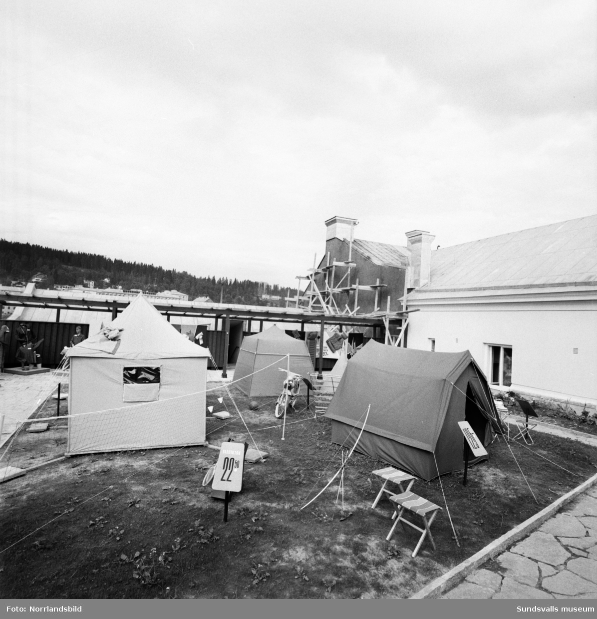 Forum har fritidsutställning med tält och övrig campingutrustning på varuhusets tak.