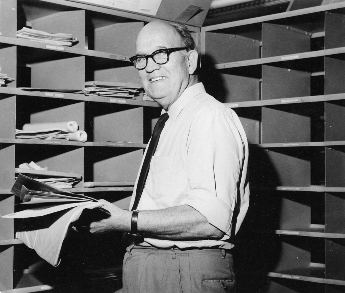 Förre förste postiljon Harry Pettersson (65 år) arbetar deltid i avgående sorteringen på Stockholm 4.  Foto augusti 1964.