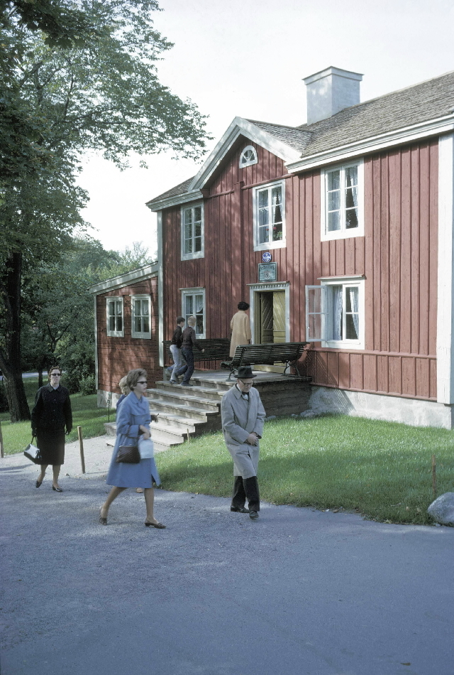 Posthuset stod ursrpungligen i Virserum i Småland. Huset plockades
ned bit för bit och återuppfördes på Skansen. Invigningen ägde rum i
juni 1963. Postverksamheten under turistsäsongen sköttes till en
början av personal från postkontoret Stockholm 27. Numera har
Postmuseum hand om försäljningen.