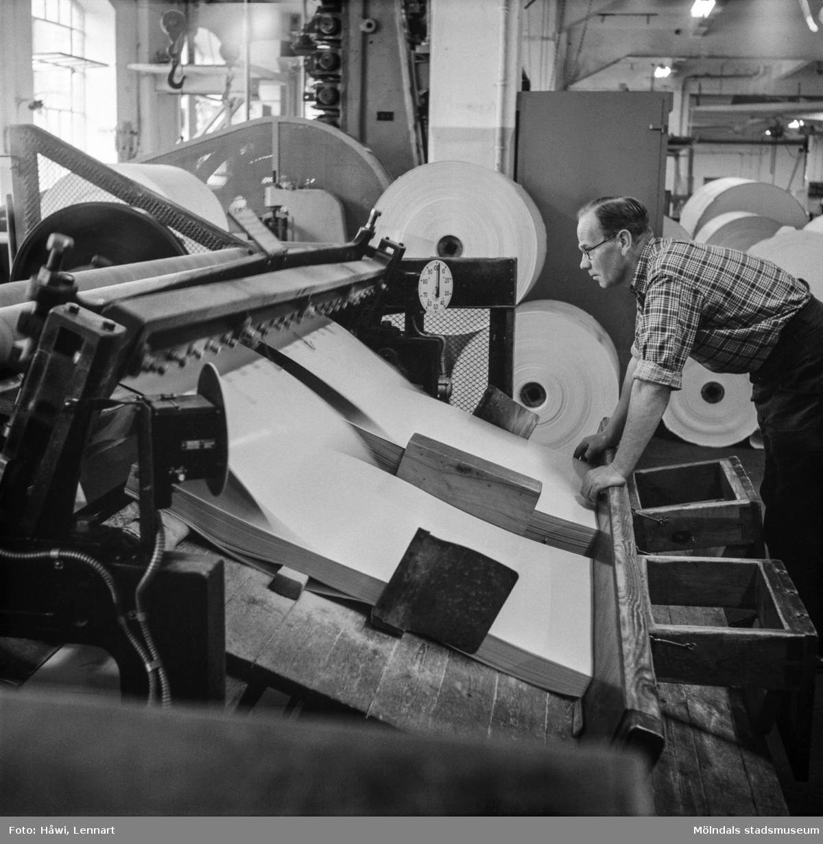 Man i arbete vid klipp nr 13 på pappersbruket Papyrus i Mölndal, 6/5 1955.