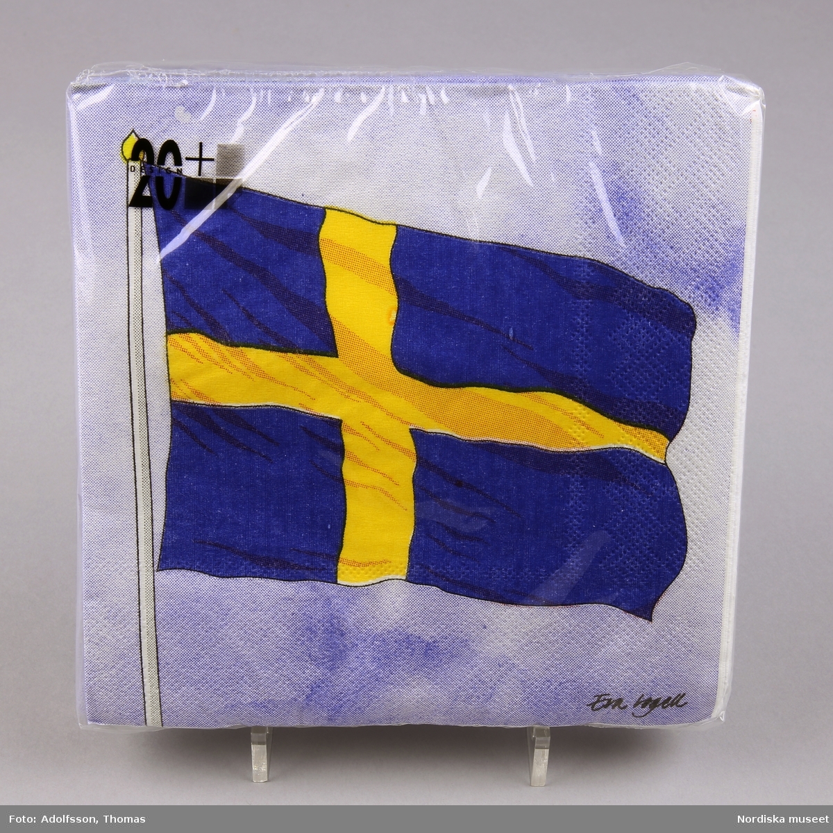Pappersservetter. Obruten förpackning med 20 servetter. Dekorerade med svenska flaggan och toppen av en flaggstång.

/C Hammarlund-Larsson 2019-01-25