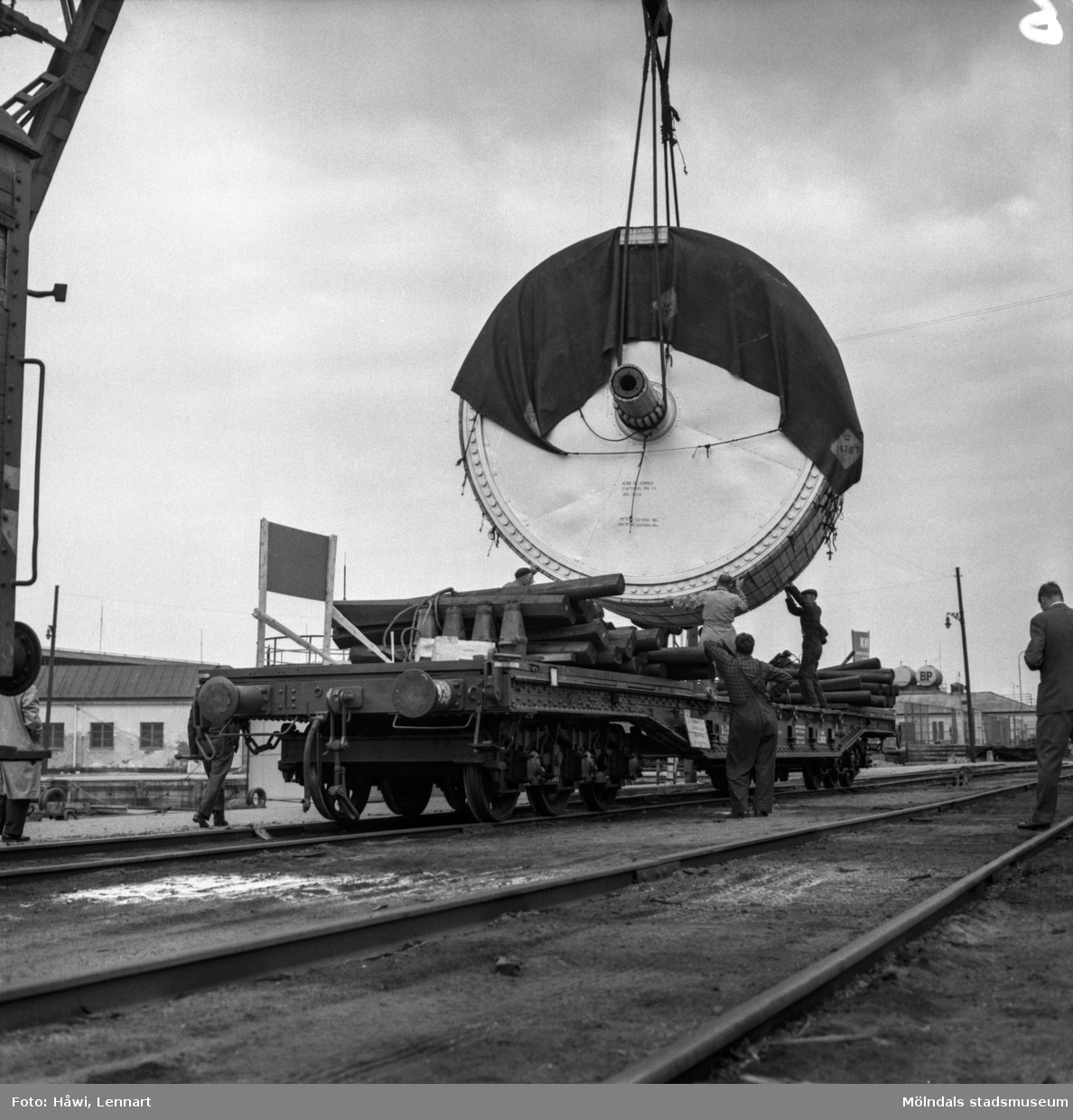 Transport av pappersbruket Papyrus PM2 yankeecylinder. Cylindern lastas på järnvägsvagn i Göteborgs hamn, 2/6 1956.
