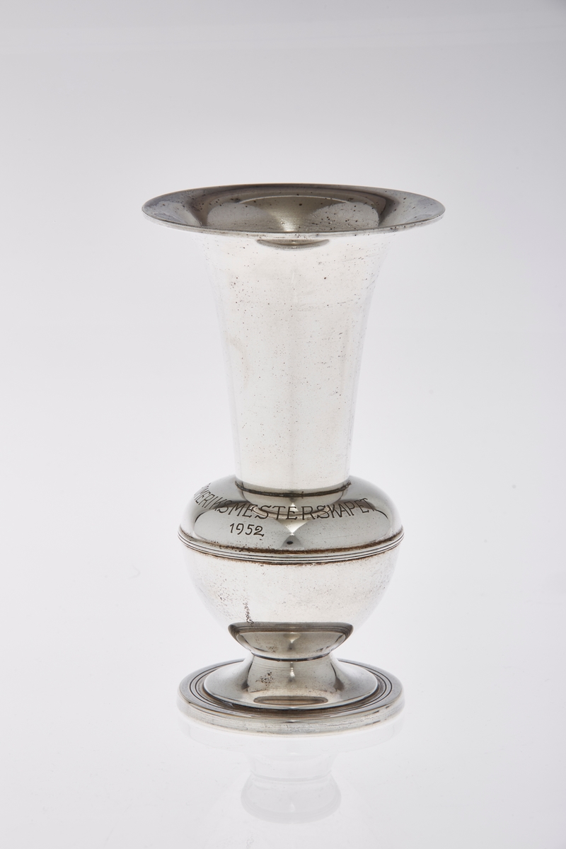 Pokal formet som vase, med stett i sølvplett. Har inskripsjoner.