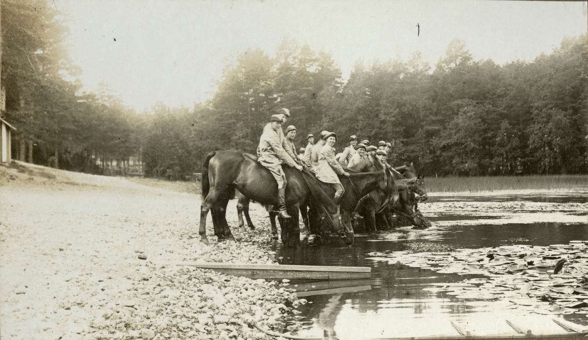 Soldater till häst vid vattendrag.