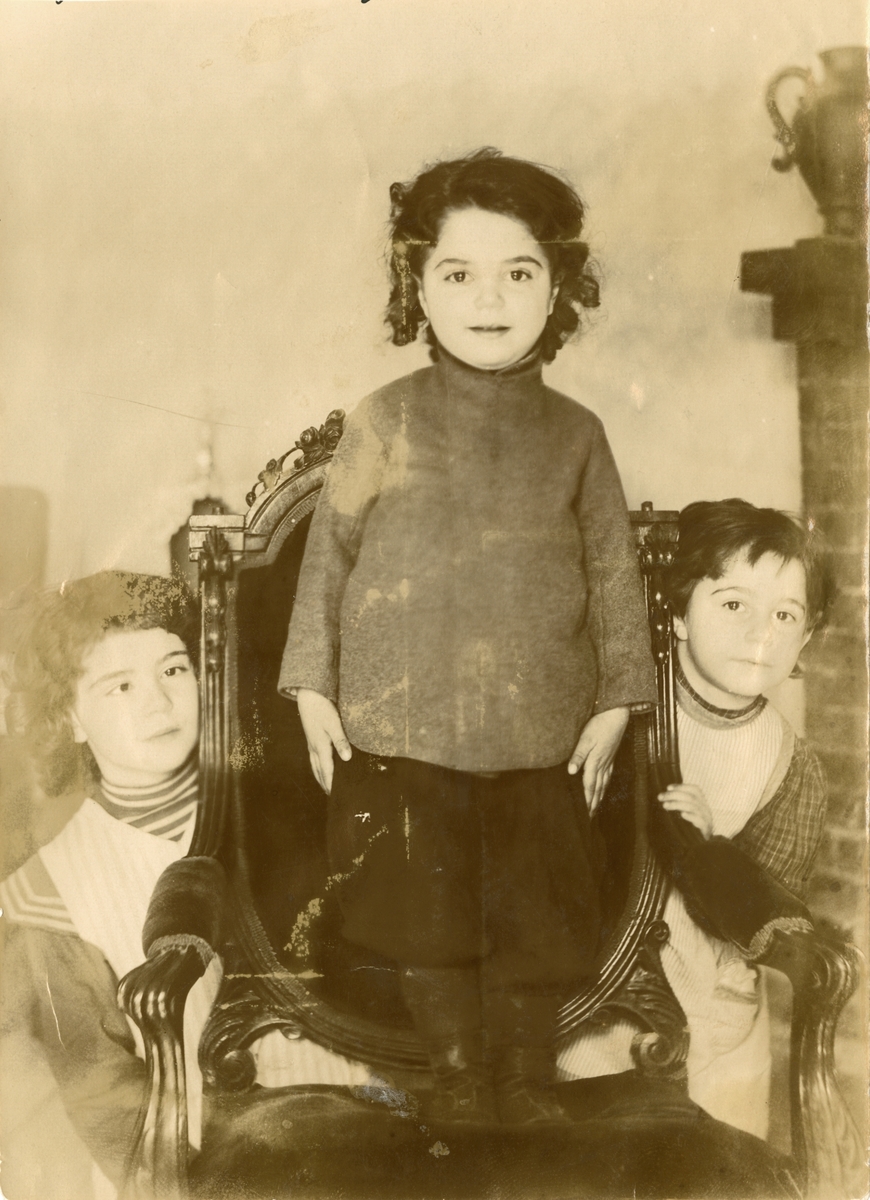 Fra venstre: Valentine, Elisabeth og ukjent barn (muligens en kusine eller venn av søstrene Rostin.)