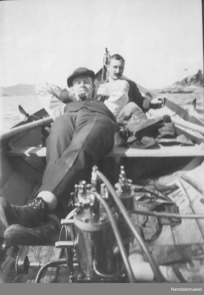 To menn i motorbåt