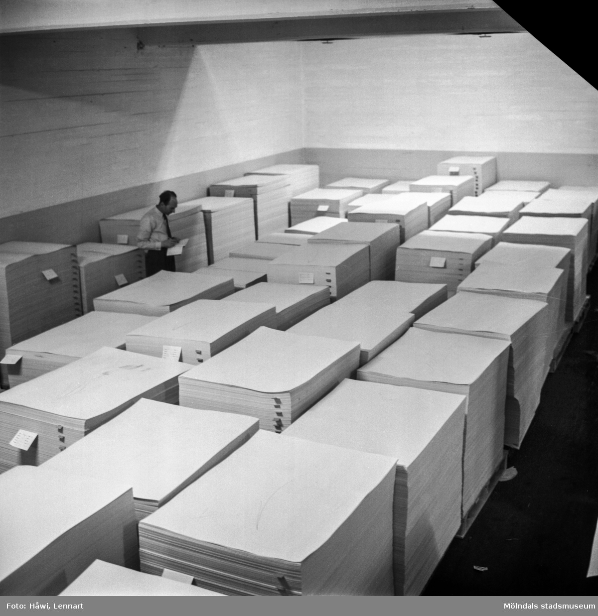 Man i arbete vid kartongfärdigställningen på pappersbruket Papyrus i Mölndal, 1/2 1960. Fotografi för årsberättelsen 1959.