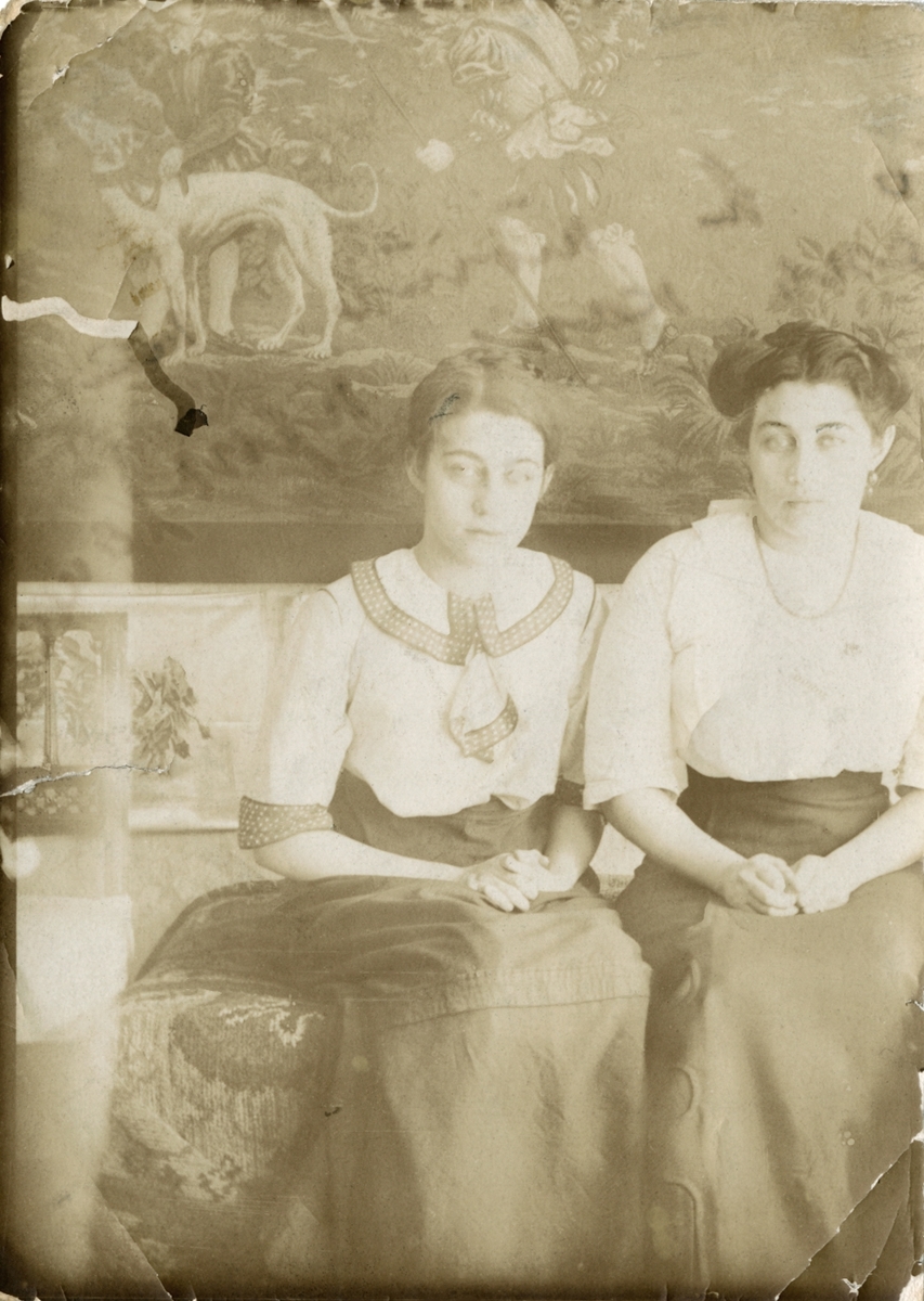 Bilde av Serafima og Florentine Rostin, henholdsvis yngste og eldste søster av Victoria Bachke.