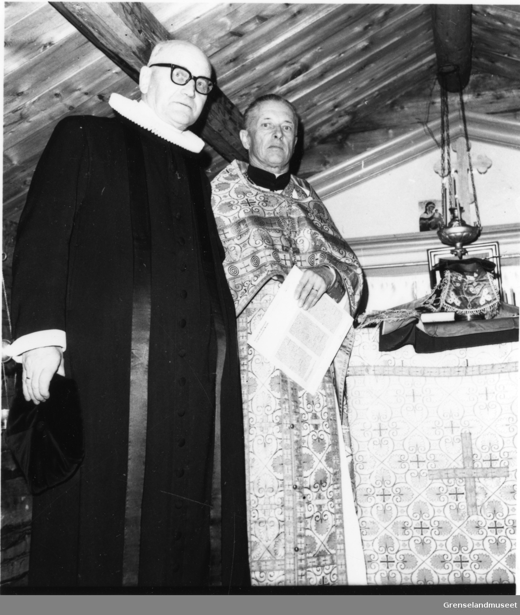 Ortodoks prest Yrjö Räme og Luthersk prest Ernst Galschødt i St. Georgs Kapel i Neiden.
