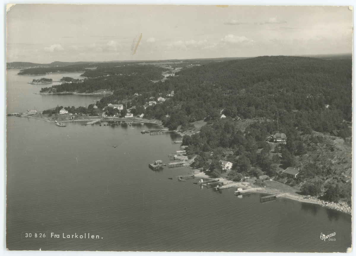 Larkollen, flyfoto, ca. 1920.
Til venstre: Røeds Hotel.
Tekst på bildet: "30 B 26 Fra Larkollen. / Harstad Oslo".
