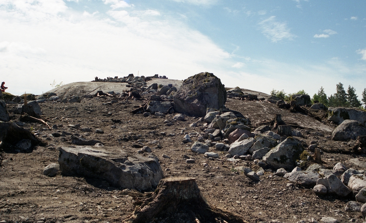Graven + stensträng, RAÄ 481. Foto från norr.