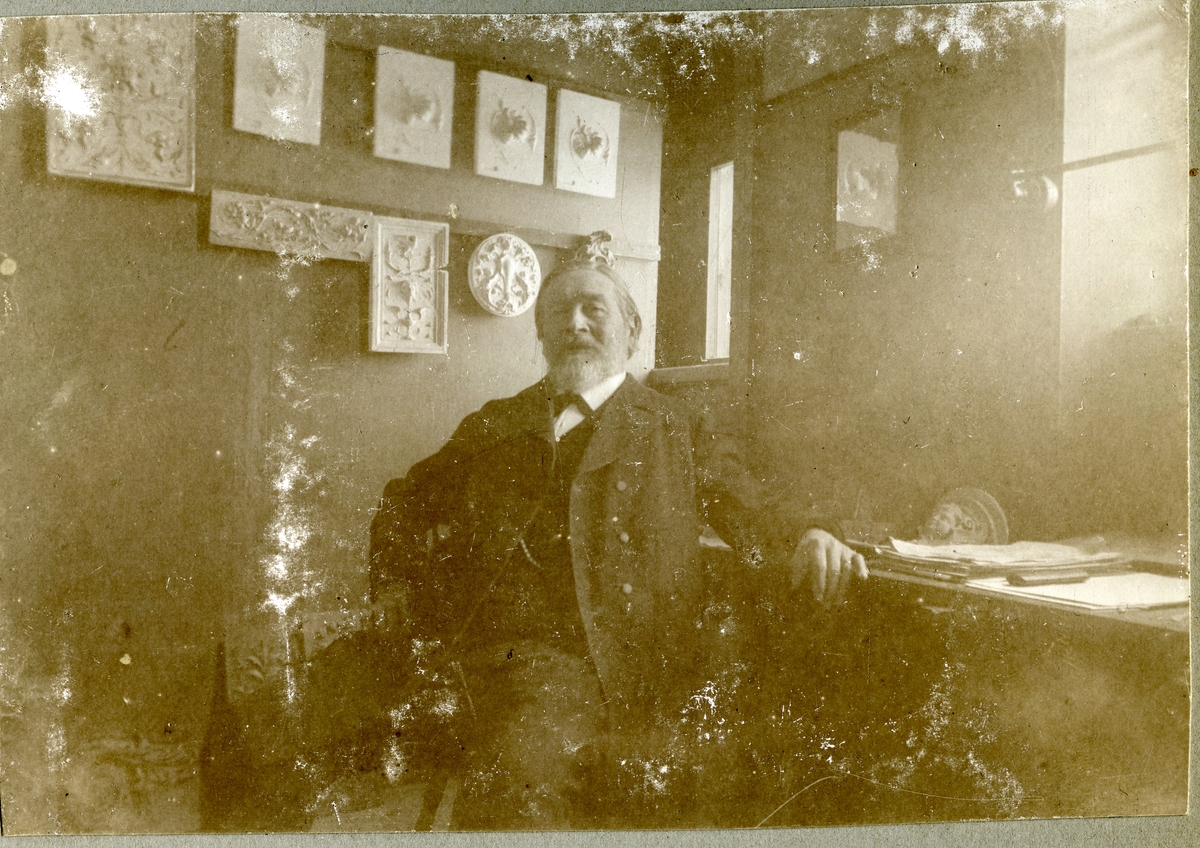 Stockholm. 
Man sittande vid skrivbord. 1901.