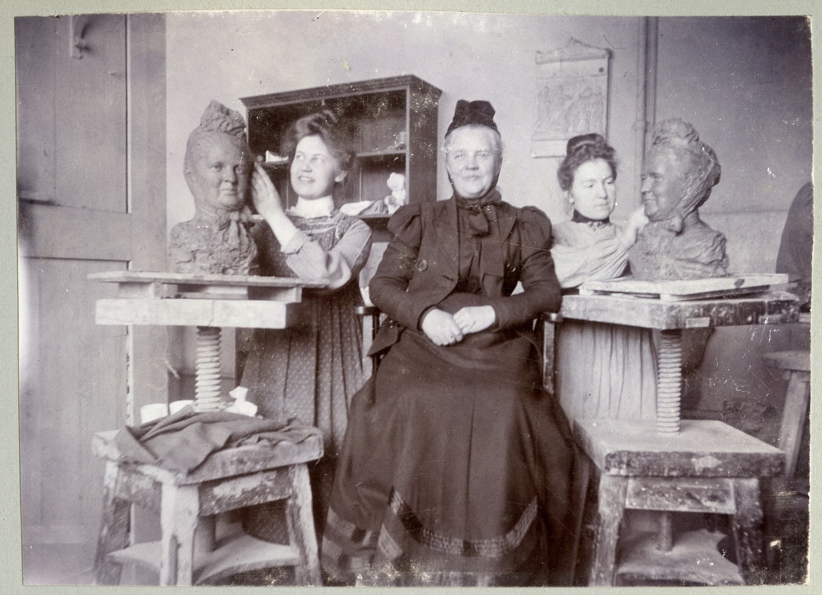 Stockholm. 
Två kvinnor skulpterar av äldre kvinna med liten hatt. 1901.
