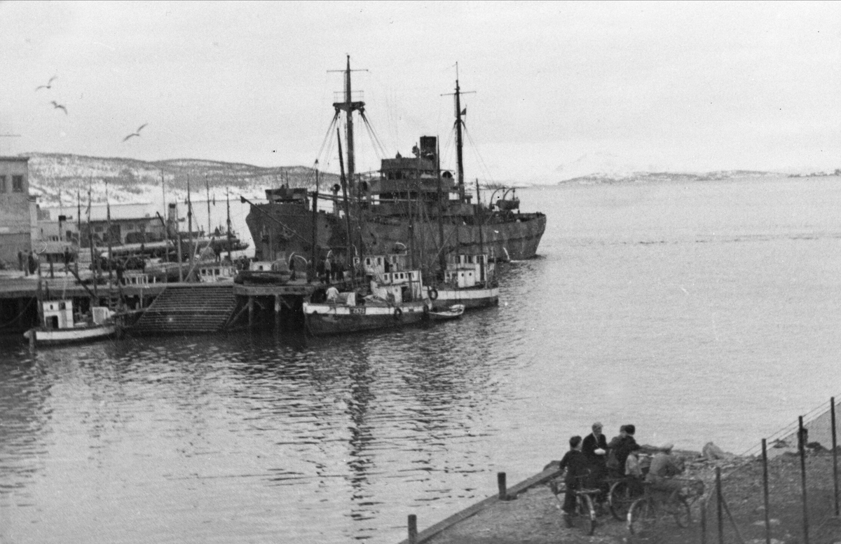 Fartøyer ved dampskipskaia i Harstad, våren 1940.