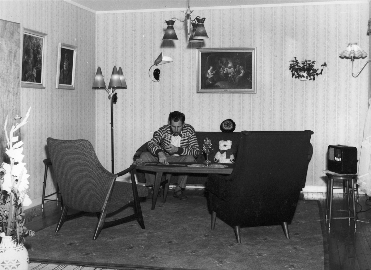 Mann sitter i sofaen og legger kabal i leiligheten sin på Sellebakk utenfor Fredrikstad.