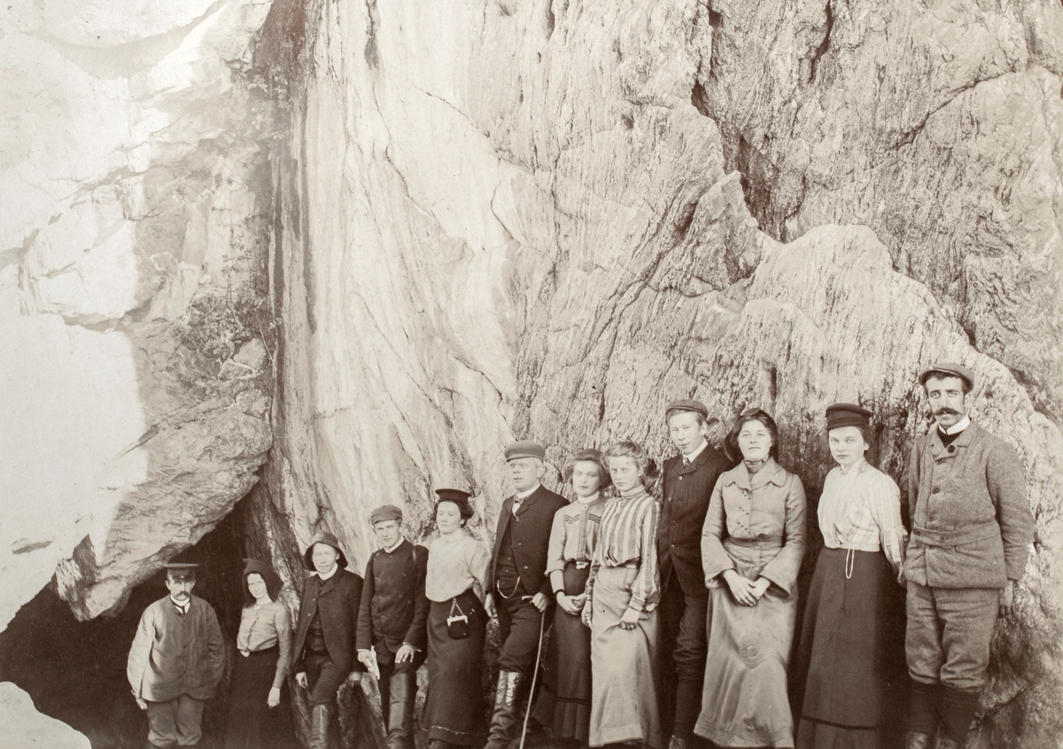 Gruppeportrett av et turfølge utenfor Dollsteinshulen klare til å gå på hulevandring.