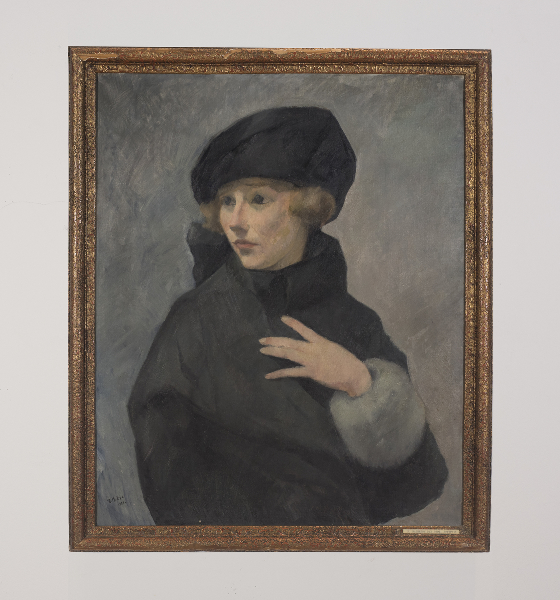 Portrett av kvinne i halvfigur med hatt og mørke klær.