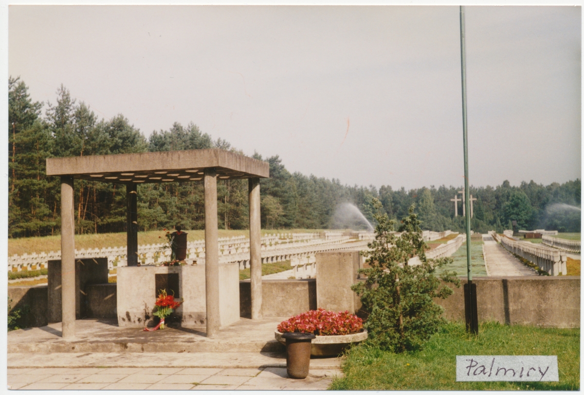Minnesmerke Palmyri utenfor Warszawa i Polen i august-september 1988. Bildet er tatt under en tur som Foreningen av politiske fanger 1940-1945 arrangerte til Polen til 24.08.-08.09.1988,