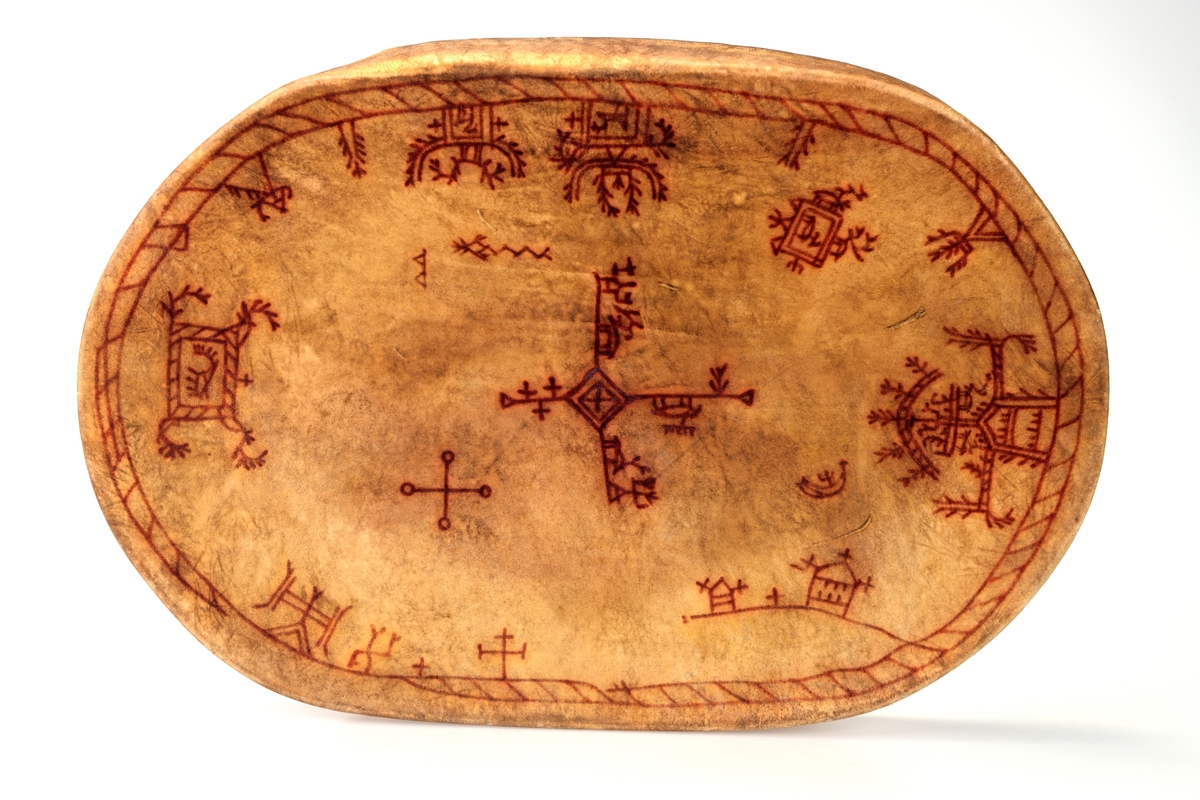 Tromme som består av en ramme av tre som det er spent et skinn av reinkalv over, og på skinnet er det malt ulike figurer og symboler.