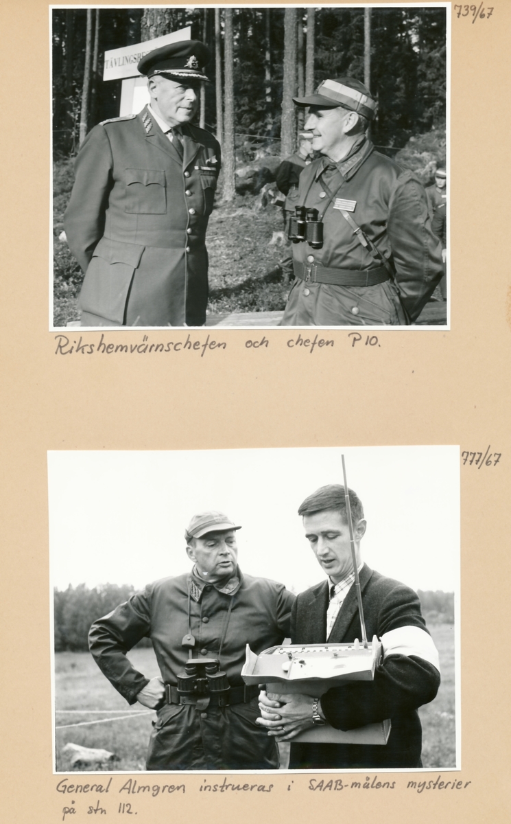Rikshemvärnstävlingen 1967, sid 2

Bild 1. Rikshemvänschefen, gen Per Kellin och regementschefen, öv Gunnar Henricson.

Bild 2. General Almgren instrueras i SAAB-målens mysterier på Stn 112.
