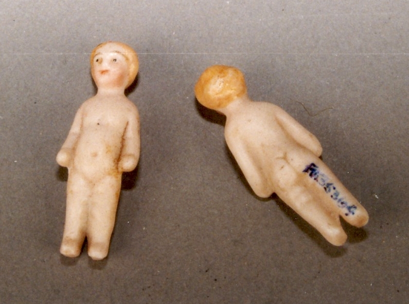 Små porselensfigurer, kunne ofte benyttes som "mandel" i grøten.