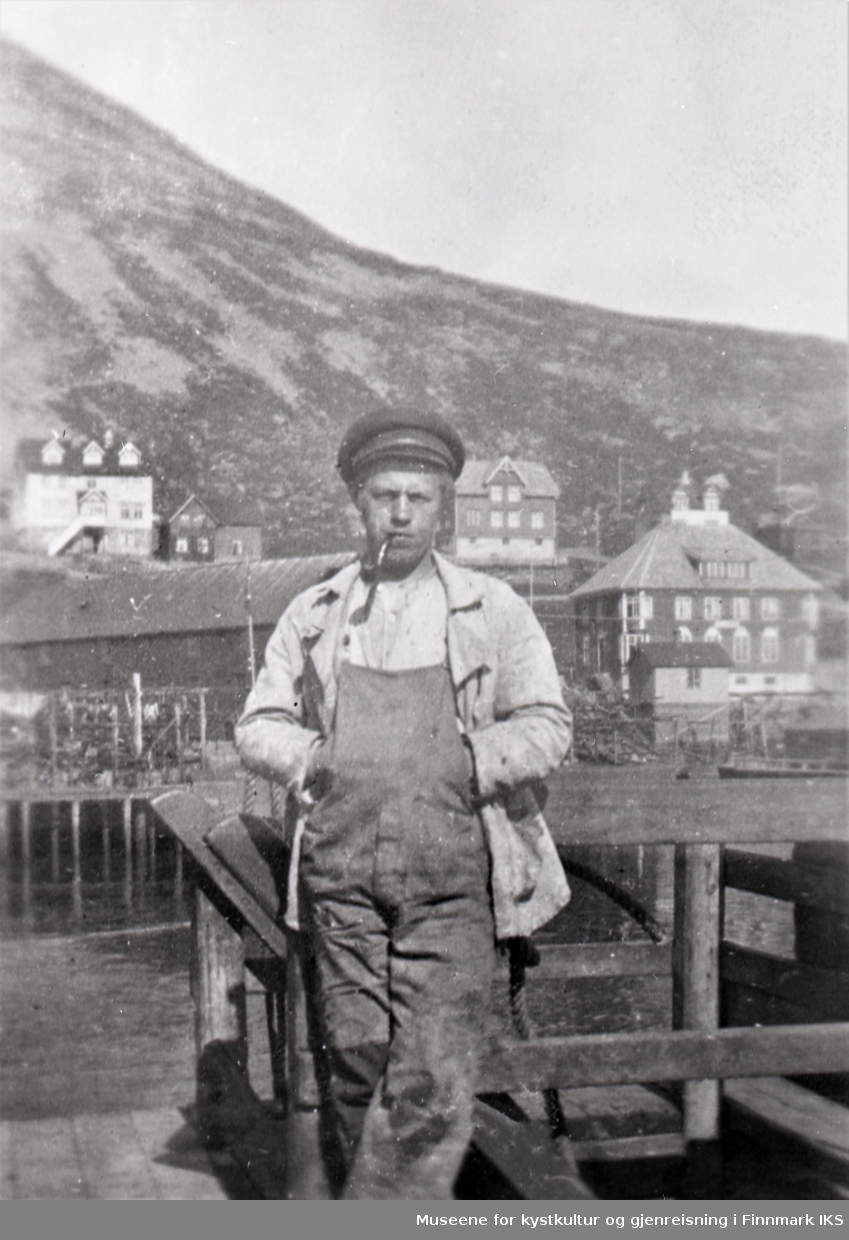 Honningsvåg. Henrik Nicolaisen på dampskipskaia. 1920-/30-årene.