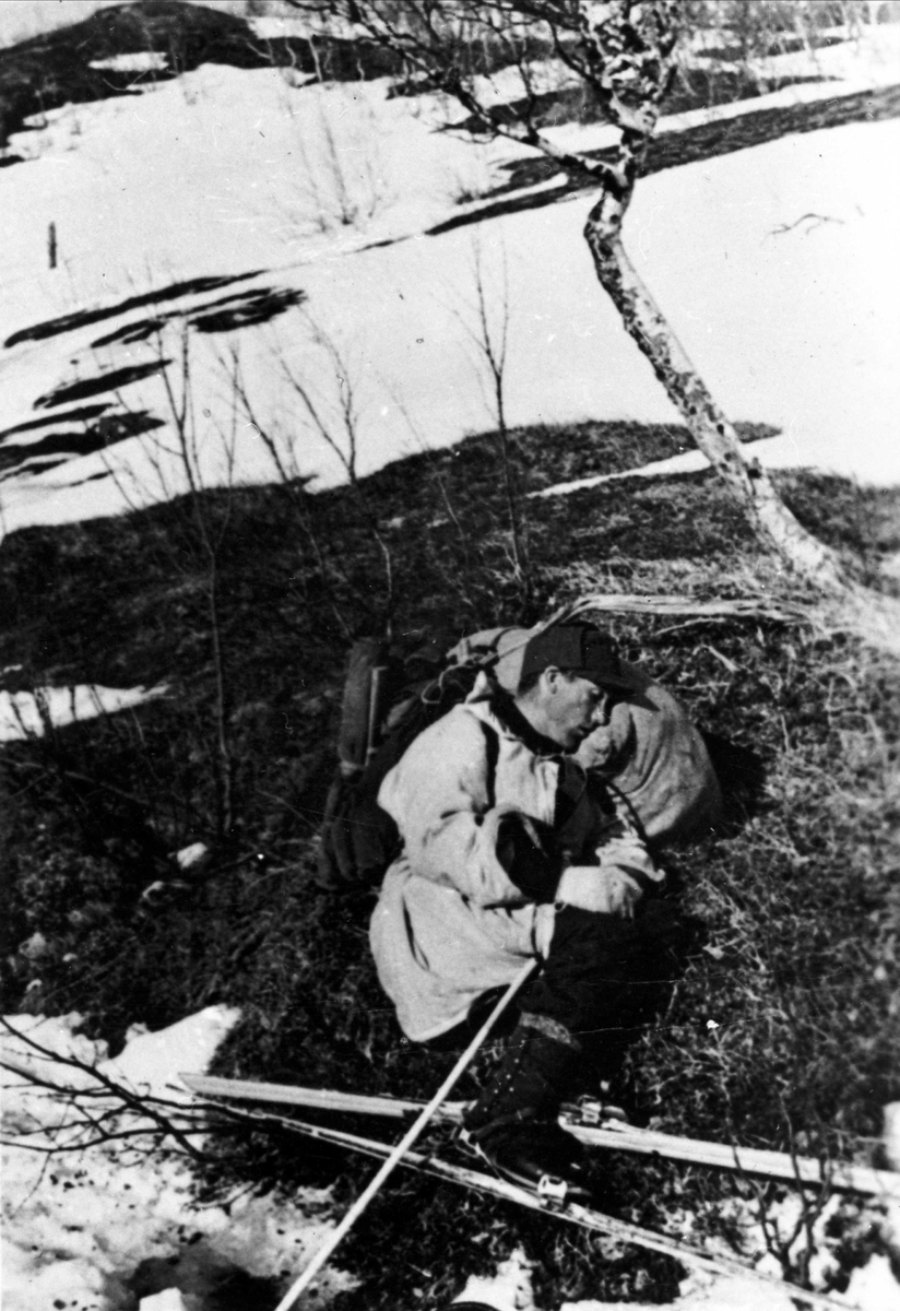 Sovende norsk soldat, fortsatt med skiene på.