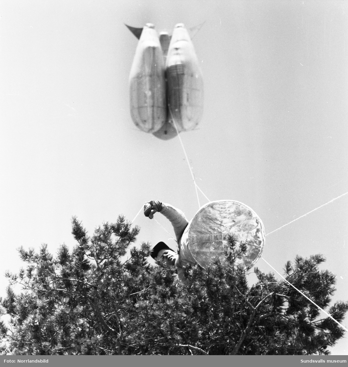 Kottplockning med luftballong. Fotograferat för Mo&Domsjö.