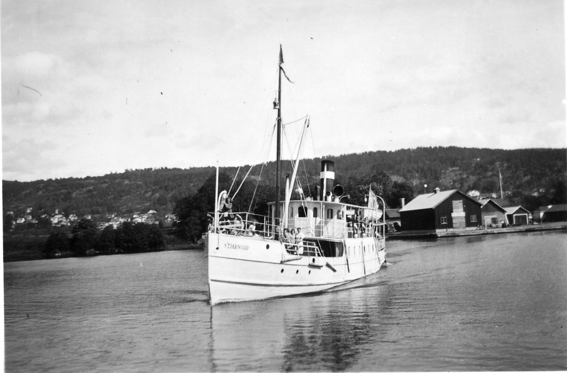 Motoriserade ångbåten M/S Stjärnorp på väg ut från Gränna hamn.