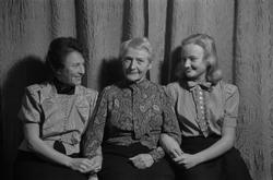 Gerda Ring med mor Barbra og datter Bab.