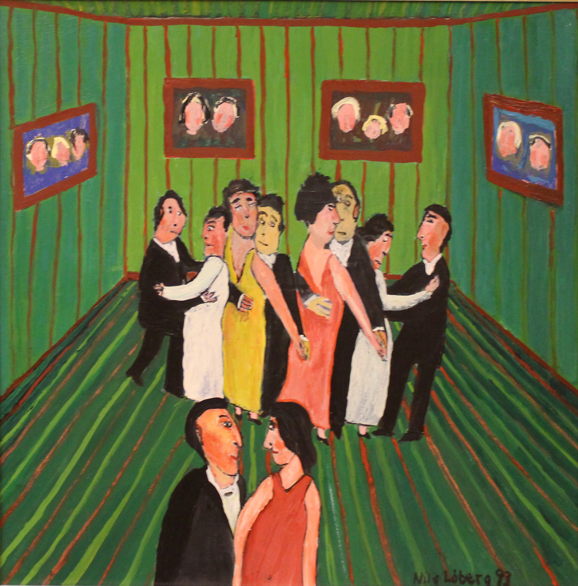 Menn og kvinner danser sammen i grønt rom med portrettmalerier på veggene.
