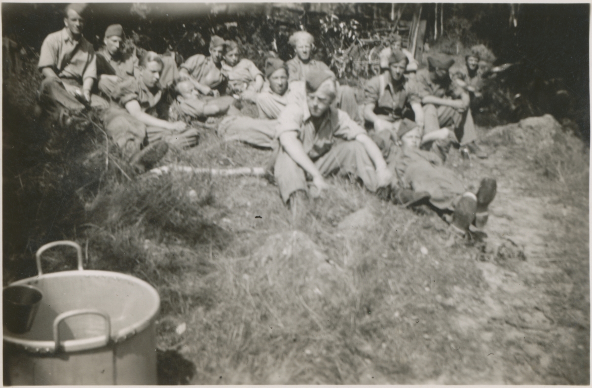 Utmarsj fra den norske forlegningen i Berga i Sverige, 1944. Eilert Pedersen sitter i midten foran. I gresset bak ham ligger Konrad Størseth.