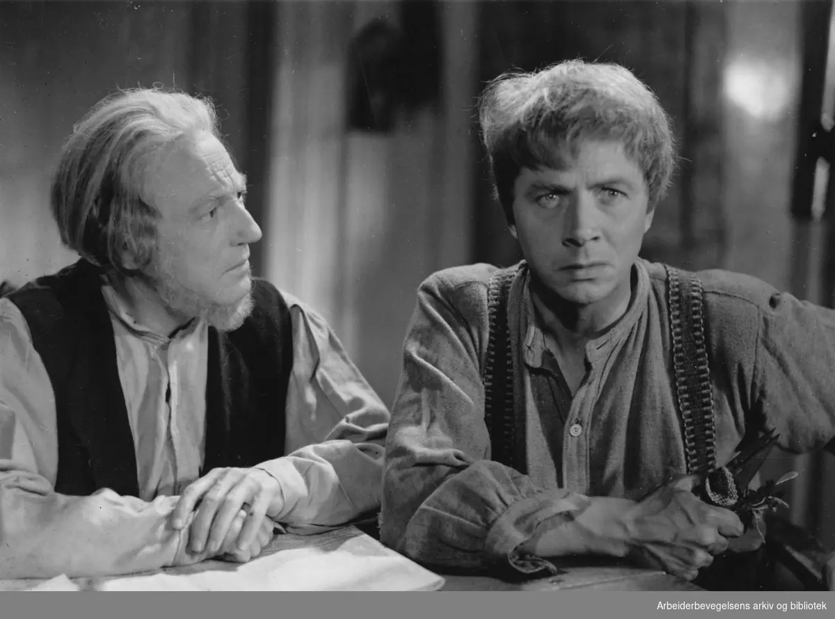 Stillsfoto fra Tancred Ibsens spillefilm "Tørres Snørtevold". Alfred Maurstad (til høyre) i tittelrollen og Edvard Drabløs i rollen som faren hans.
