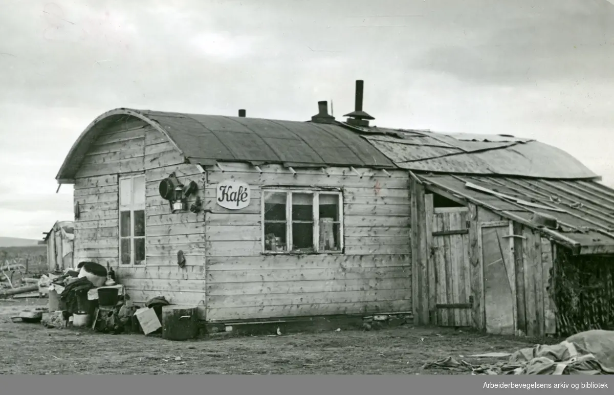 Et provisorisk serveringssted i Karasjok under krigen. Skilt merket Kafé.
