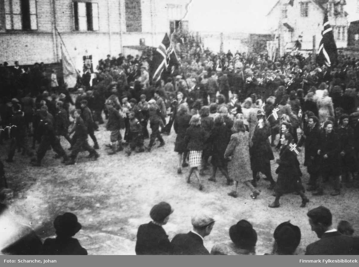 Vadsø 17.mai 1945. Innkomst, folketoget, på skoleplassen (foran den gamle gymnastikksalen). 
