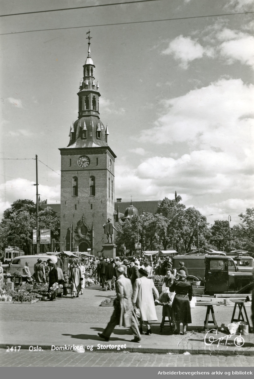 Stortorget med Oslo Domkirke. Postkort. Slutten av 1940-tallet.