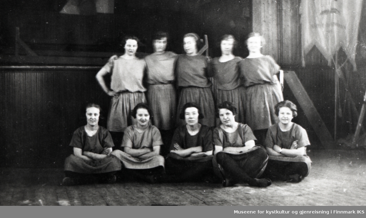 Turnstevne, kanskje i Vardø. Gruppebilde av kvinnelige turnere. Antatt 1930-tallet.