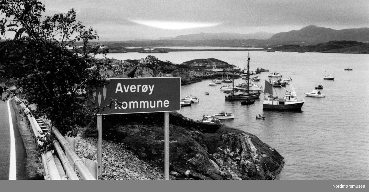 Fra Atlanterhavsveien mellom Averøy og Eide, på Nordmøre i Møre og Romsdal. Bildet er fra avisa Tidens Krav sitt arkiv i tidsrommet 1970-1994. Nå i Nordmøre museums fotosamling.