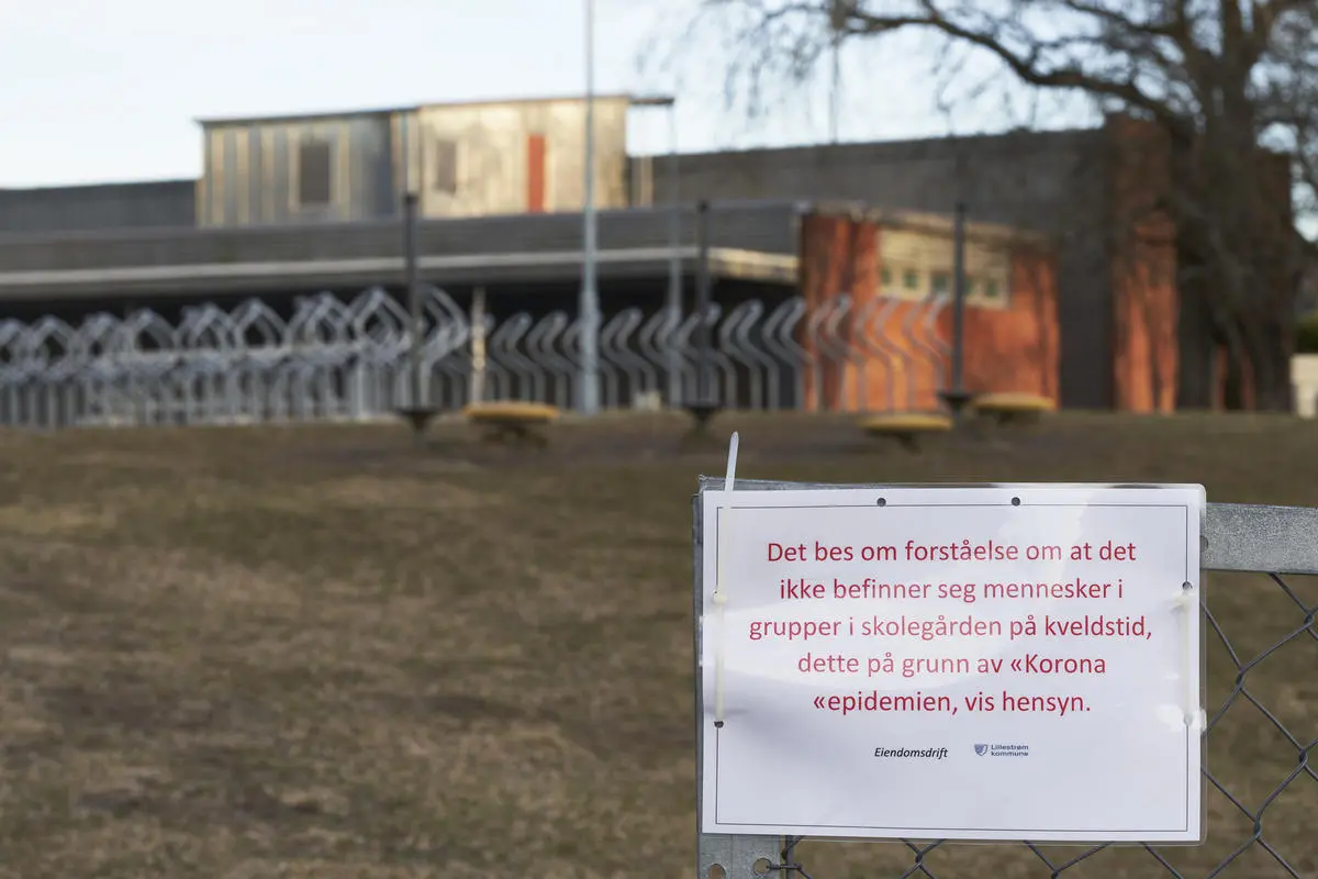 Koronaskilt ved Sagdalen skole under koronanedstengningen