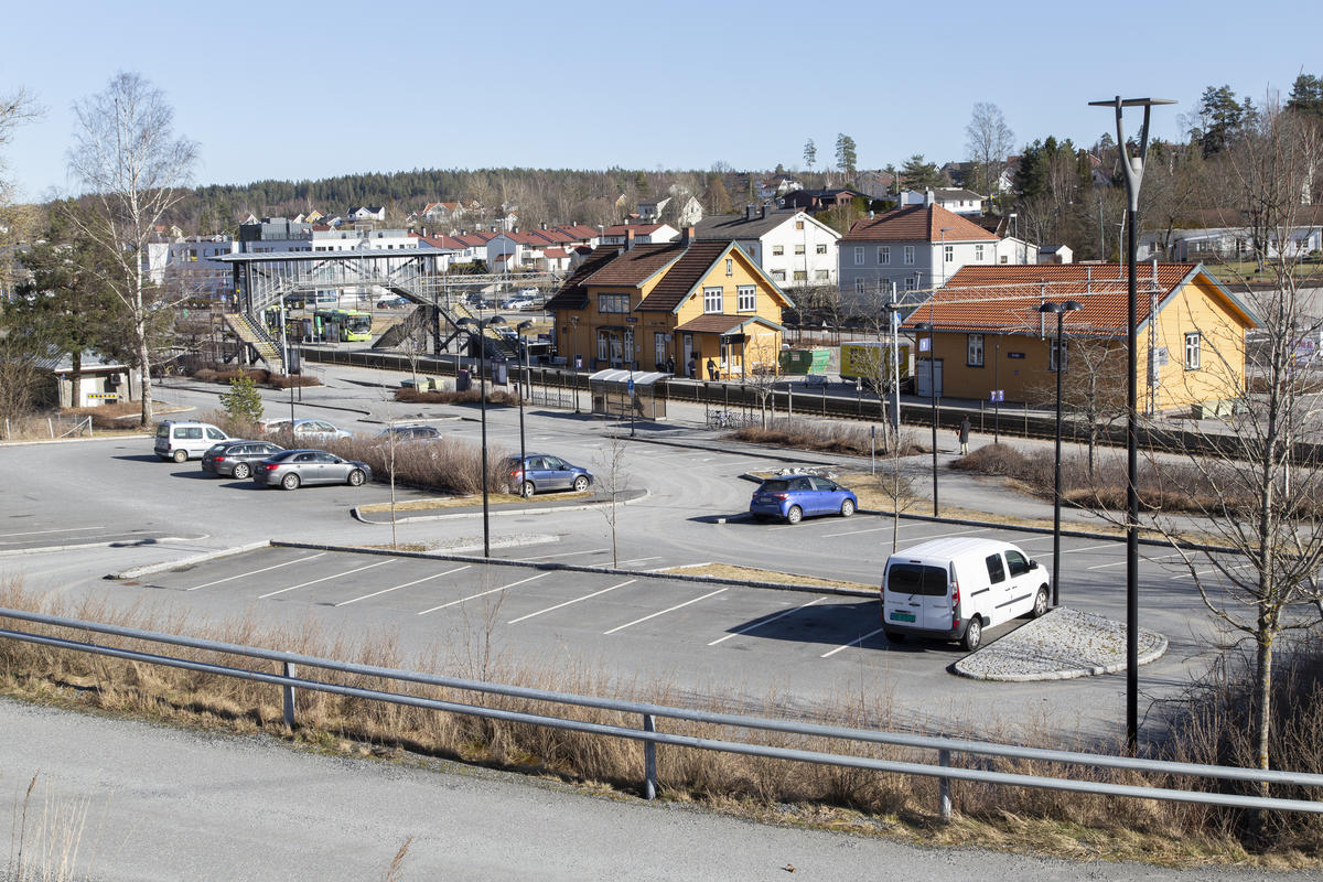 Parkeringsplass ved togstasjon i Vestby under nedstengningen