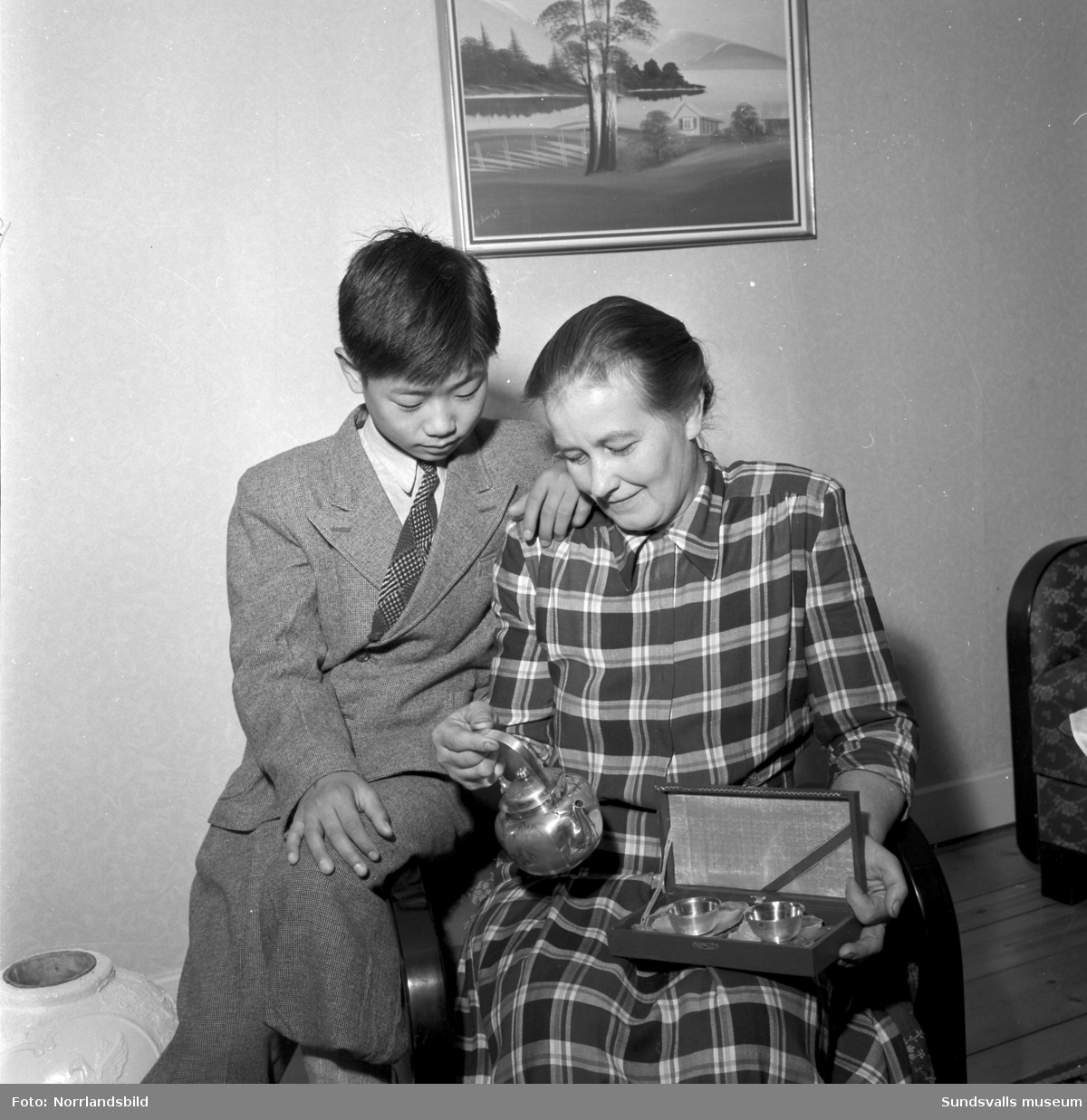 Hi Choon Lee, violinspelande 13-åring från Sydkorea som kom till Bredbyn, Anundsjö, för musikstudier 1953 på inbjudan av en svensk-koreansk förening. Han välkomnades att bo hemma hos fru Sara Östholm så länge han ville. Reportagebilder för Expressen.