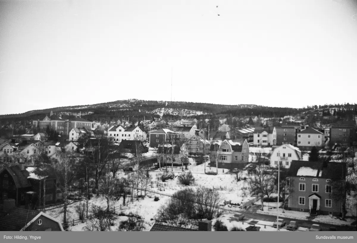 Vy över Södermalm mot Södra berget. Höglundaskolan i vänsterkant, närmast kvarteret Bladet, i högerkant Bladgränd 8.