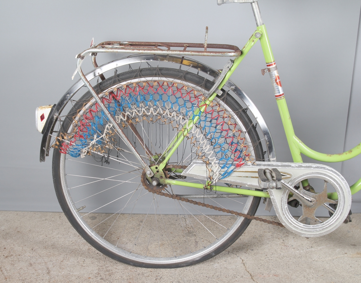 Svithun-sykkel, produsert av DBS for Maskinhuset i Stavanger. Lysegrønn sykkel med kjolenett på bakhjulet.