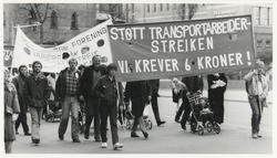 1. mai 1982, Oslo. Parole: Støtt transportarbeiderstreiken -