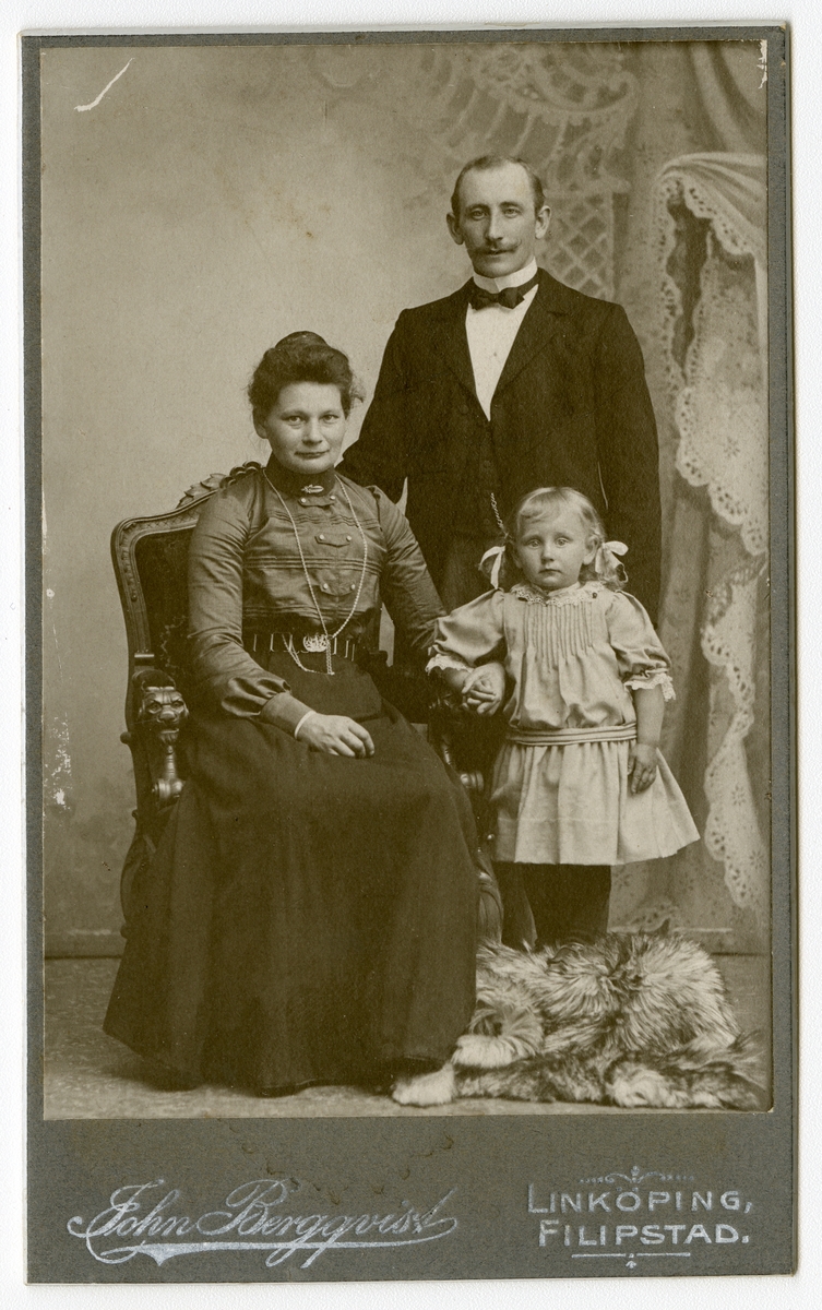 Porträtt av familjen Isaksson med Maja.