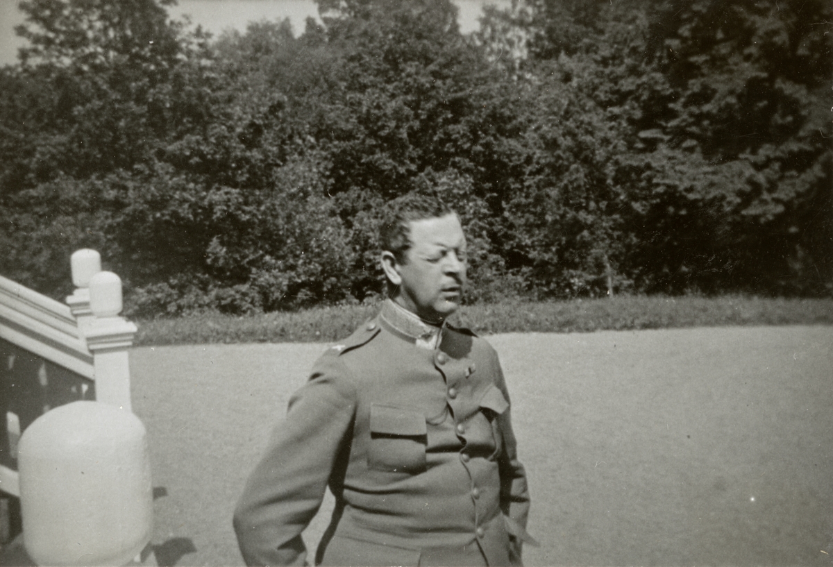 Text i fotoalbum: "1936 juni. Intendentur-fältövningen i Röstånga. Trolleholm. Ledningen; General Söderbom".